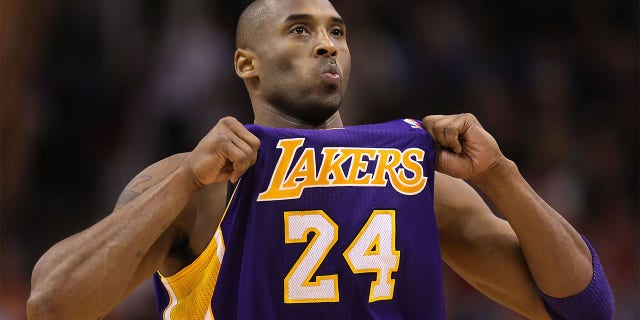 Kobe Bryant si aggiusta la maglia contro i Suns