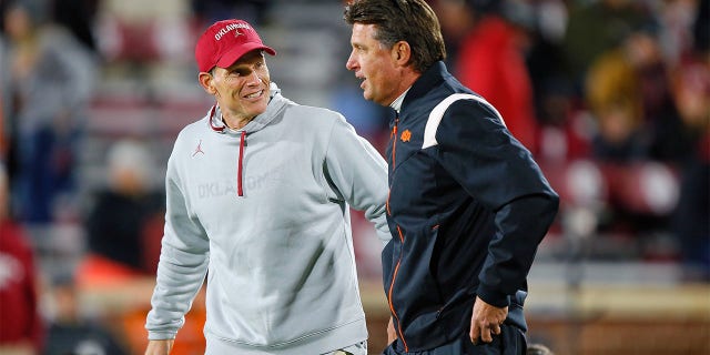 Brent Venables and Mike Gundy shake hands
