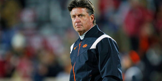Mike Gundy coaches against Oklahoma