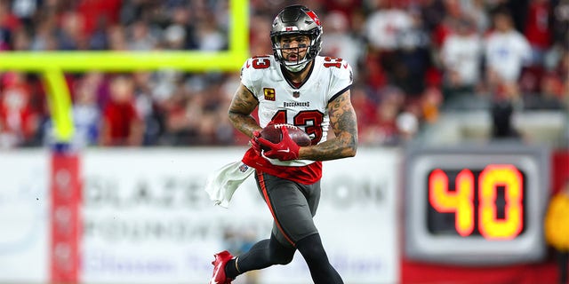 Mike Evans plays against the Cowboys