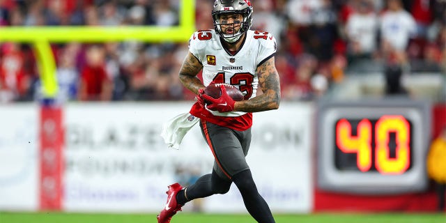 Mike Evans plays against the Cowboys