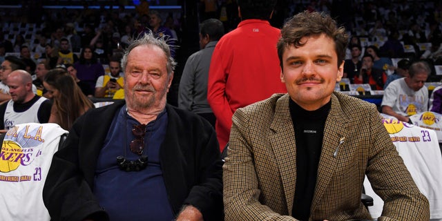 Jack Nicholson sits next to son Ray Nicholson at the Lakers game