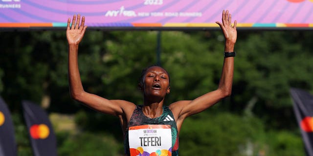 Senbere Teferi taglia il traguardo di una corsa a New York