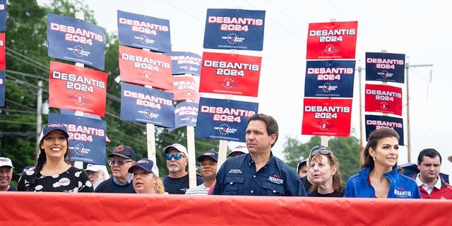 DeSantis, seine Frau und Unterstützer mit Wahlkampfschildern