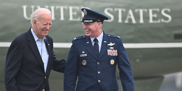 Biden sube a bordo del Air Force One para partir rumbo a Reino Unido