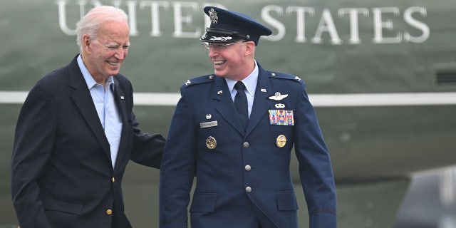 El primer ministro británico, Sunak, y España alertan sobre la decisión de Biden de enviar bombas de racimo a Ucrania antes de la cumbre de la OTAN 5 Biden sube a bordo del Air Force One para partir rumbo a Reino Unido