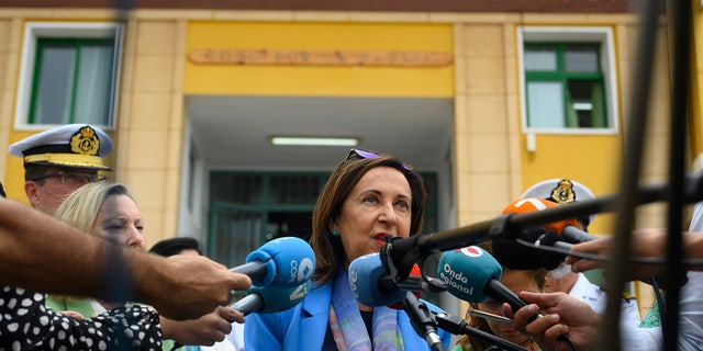 Spaniens Verteidigungsminister beantwortet Fragen von Reportern