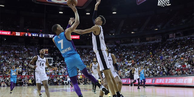 Victor Wembanyama fouls Bryce McGowens