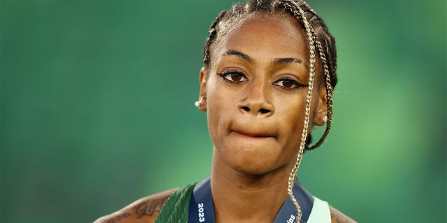 Sha'Carri Richardson podyumda duruyor