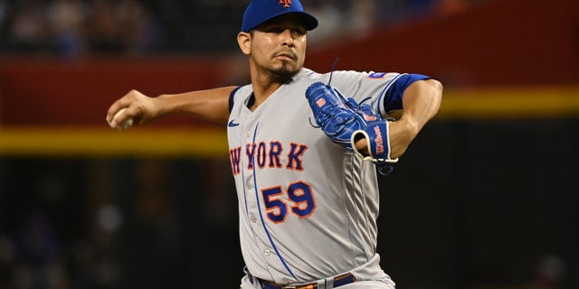 Carlos Carrasco pitches during a Mets game