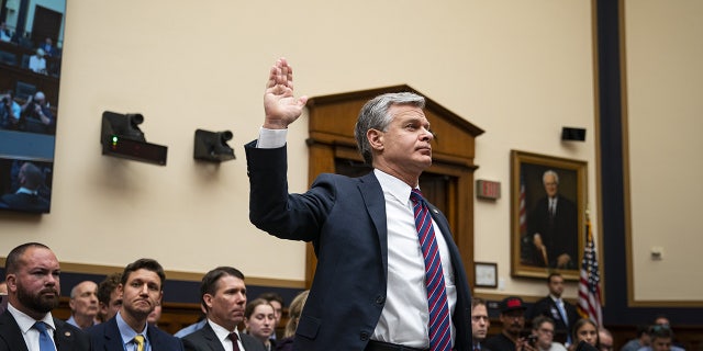 FBI-Direktor Chris Wray wird in der Anhörung des Justizausschusses des Repräsentantenhauses vereidigt