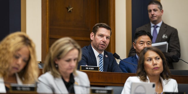 Swalwell befragt FBI-Direktor Wray während der Anhörung im Repräsentantenhaus
