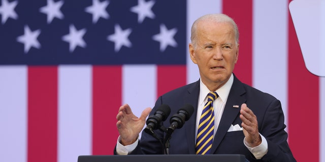 Joe Bidens Hände erhoben