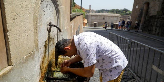 tourist at fountain