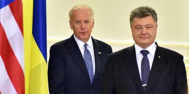 Petro Poroshenko (R) and Joe Biden