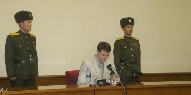 В Северной Корее задержан солдат США: Как сажали американцев после пересечения границы 1 Уормбир заключен в тюрьму в Корее