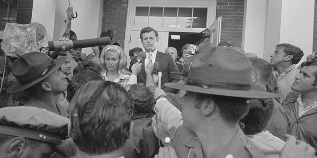 Сенатор Тед Кеннеди у здания суда в окружении репортеров