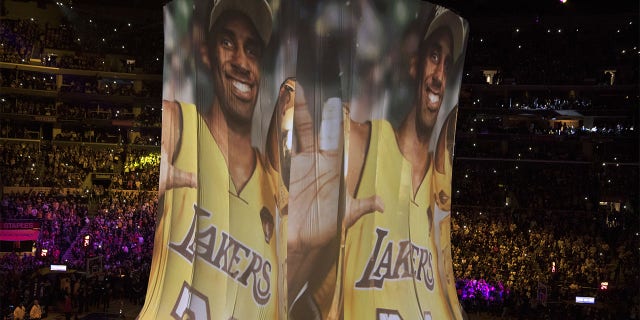 Due striscioni di Kobe Bryant vengono mostrati allo Staples Center