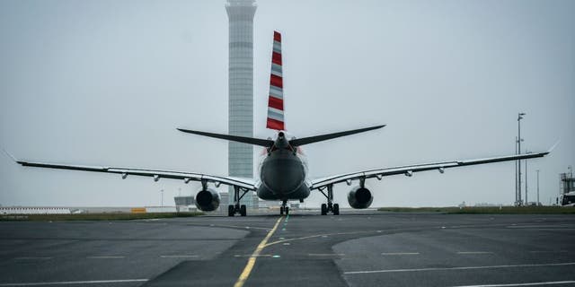 Flugzeug auf der Landebahn des Flughafens Charles de Gaulle