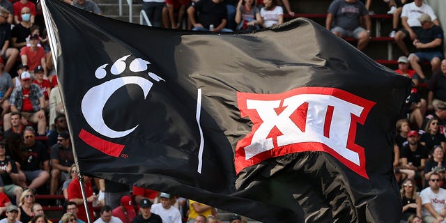 Una bandera de los Cincinnati Bearcats ondea durante un partido de fútbol