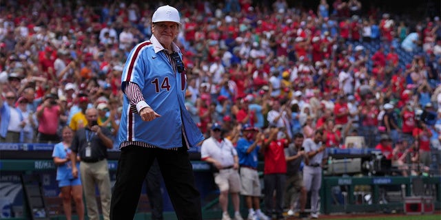 Pete Rose acknowledges the Phillies crowd
