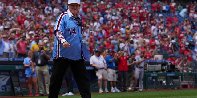 Pete Rose acknowledges the Phillies crowd