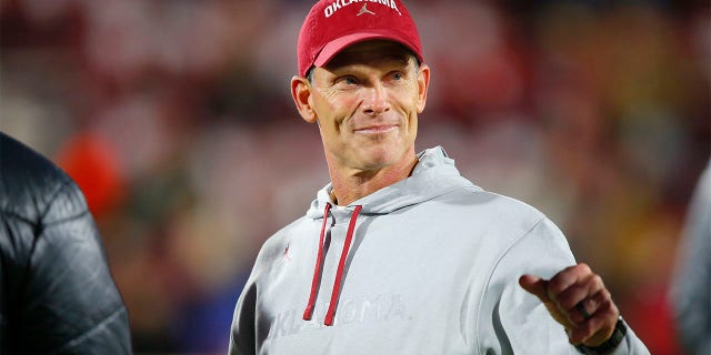 Brent Venables before playing Oklahoma State