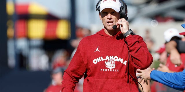 Brent Venables coaches against Iowa State