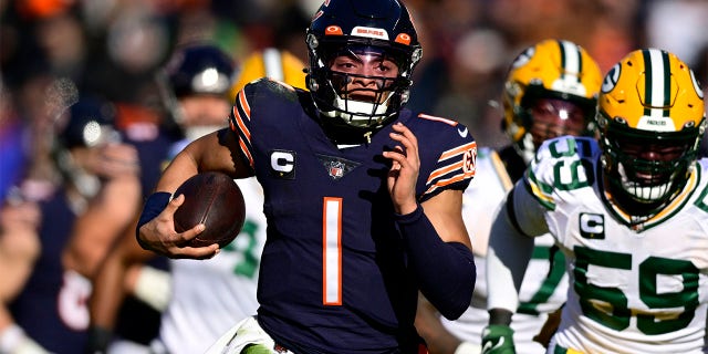 Justin Fields rushes for a TD against the Packers