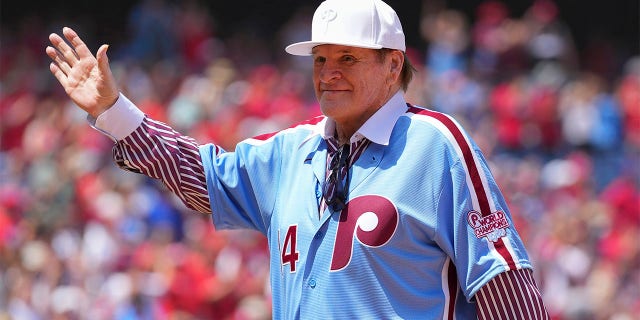 Pete Rose waves to the Phillies crowd