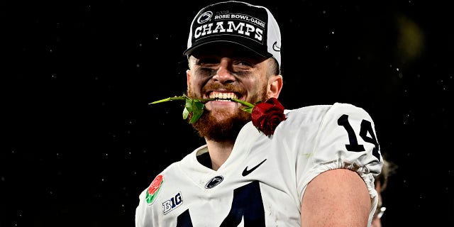 Il quarterback della Penn State Sean Clifford festeggia una vittoria al Rose Bowl