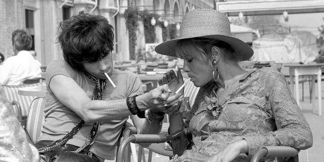 Keith Richards lighting Anita Pallenbergs cigarette