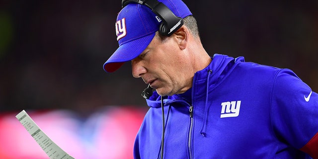 Pat Shurmur looks at the play sheet during a Giants game