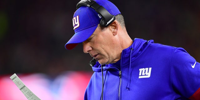 Pat Shurmur looks at the play sheet during a Giants game