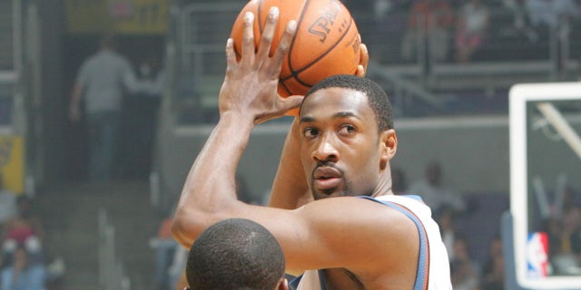 Gilbert Arenas cerca di fare una mossa