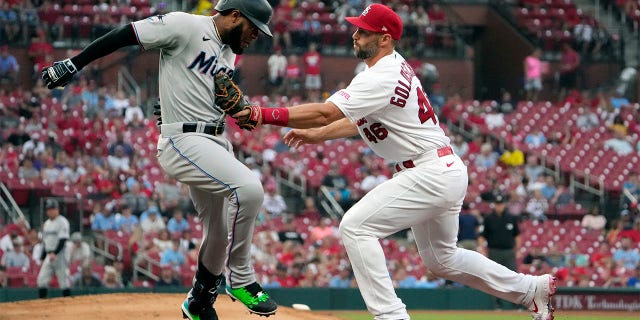 Paul Goldschmidt tags out Bryan De La Cruz