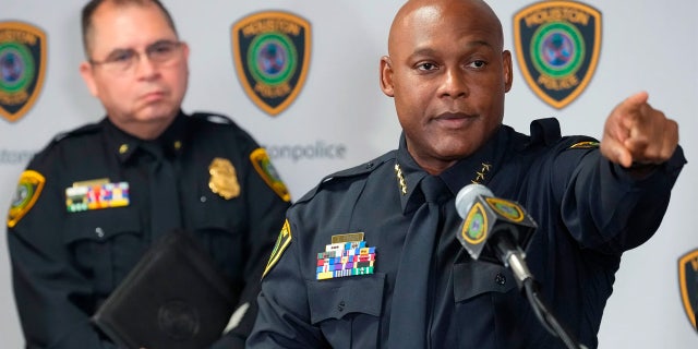 police chief points to reporter at press conference