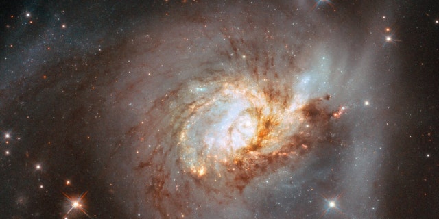 Hubble Uzay Teleskobu tarafından yakalanan galaksi NGC 3256