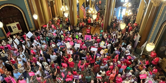 Protesta contra el proyecto de ley sobre el aborto en Iowa