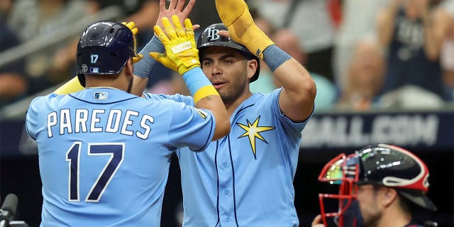 Isaac Paredes festeggia con Jonathan Aranda