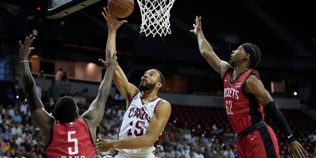 Isaiah Mobley shoots