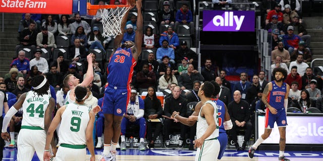 Isaiah Stewart dunks ball