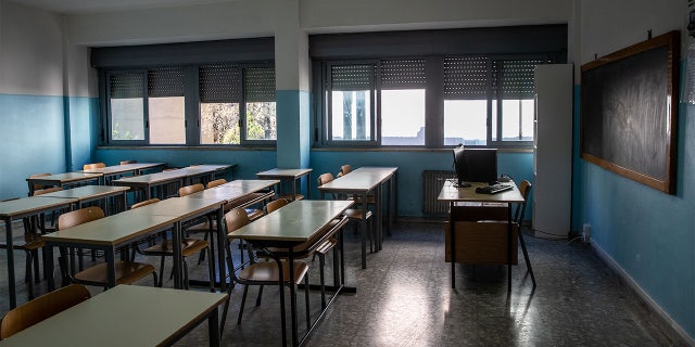Juez italiano absuelve a conserje de manosear a niña de secundaria porque fueron 'solo unos segundos' 4 escuela secundaria italiana