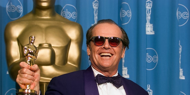 Jack Nicholson holding Oscar in 1998