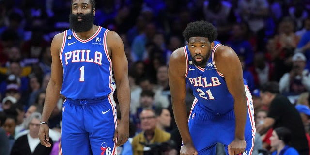 Joel Embiid con James Harden