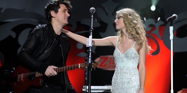 John Mayer and Taylor Swift perform