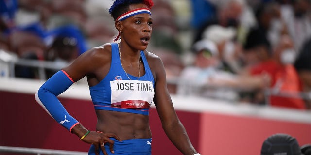 Ana Lucia José Tima osserva