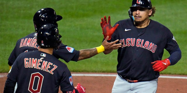 Josh Naylor celebra con sus compañeros de equipo