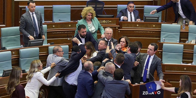 Lucha del parlamento de Kosovo