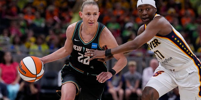 Erica Wheeler defiende a Courtney Vandersloot